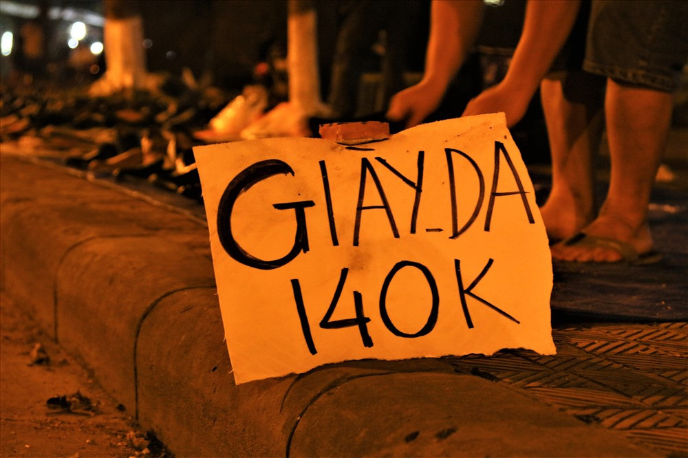 Giày da 140.000 đồng mỗi đôi nhưng vẫn “ế sưng ế xỉa“. Ảnh: Bảo Trung