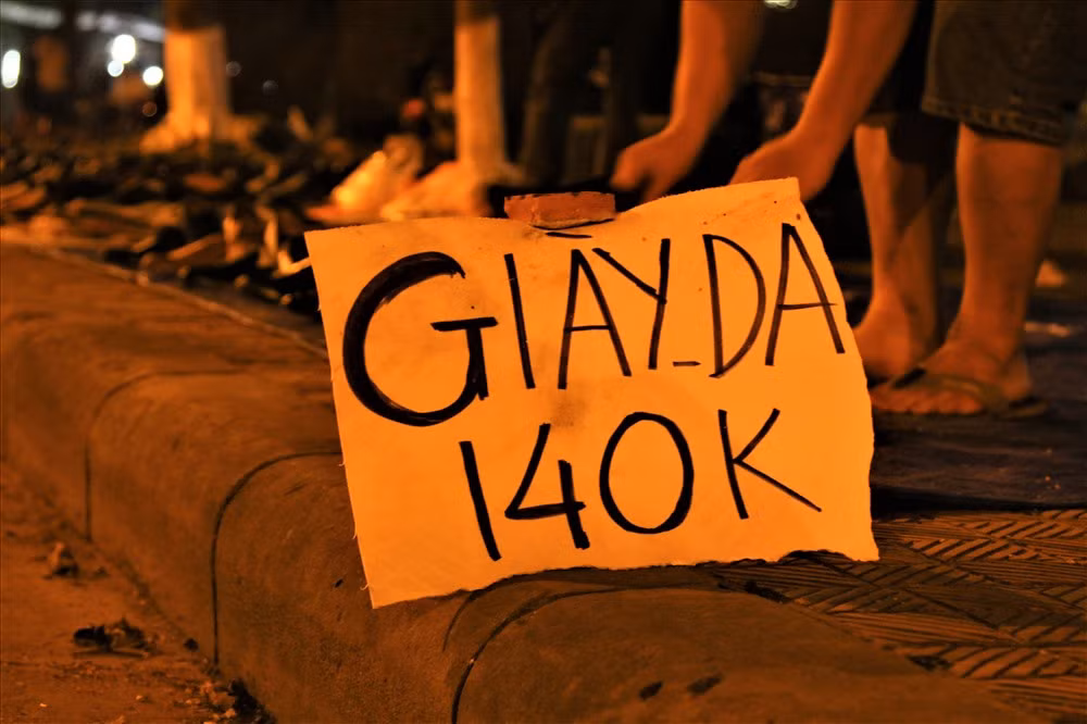 Giày da 140.000 đồng mỗi đôi nhưng vẫn “ế sưng ế xỉa“. Ảnh: Bảo Trung