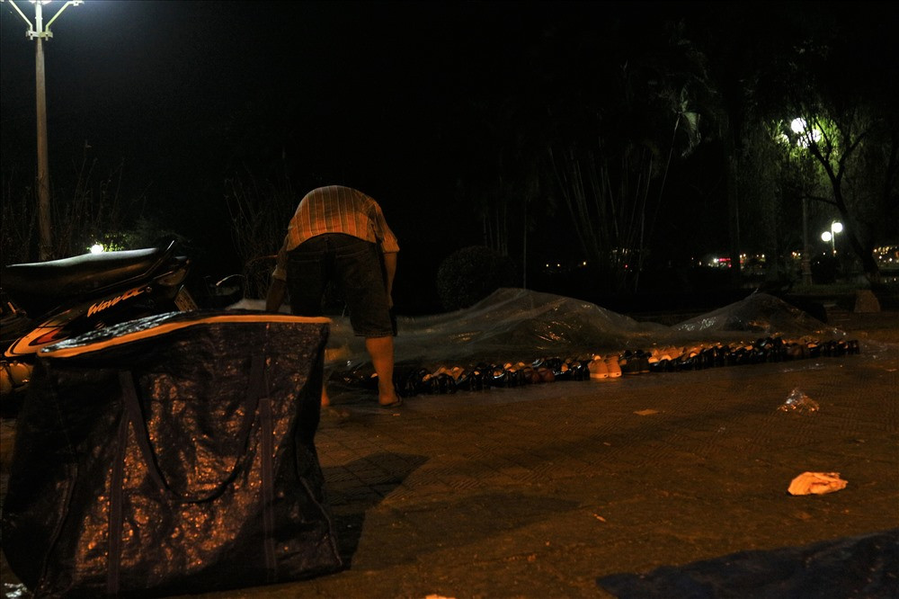 “Tôi sản xuất giày da ở thành phố Huế gần 30 năm, đã trải qua nhiều năm làm ăn thất bát nhưng chưa bao giờ trải qua một năm thảm hại như năm nay...", anh Đ tâm sự. Ảnh: Bảo Trung