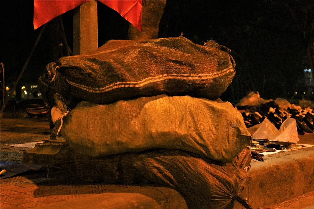 3 bao giày lớn được một chủ “shop” tăng cường để bán tống, bán tháo trong đêm 29 tết. Ảnh: Bảo Trung