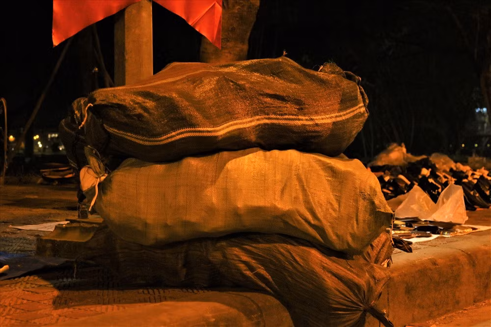 3 bao giày lớn được một chủ “shop” tăng cường để bán tống, bán tháo trong đêm 29 tết. Ảnh: Bảo Trung