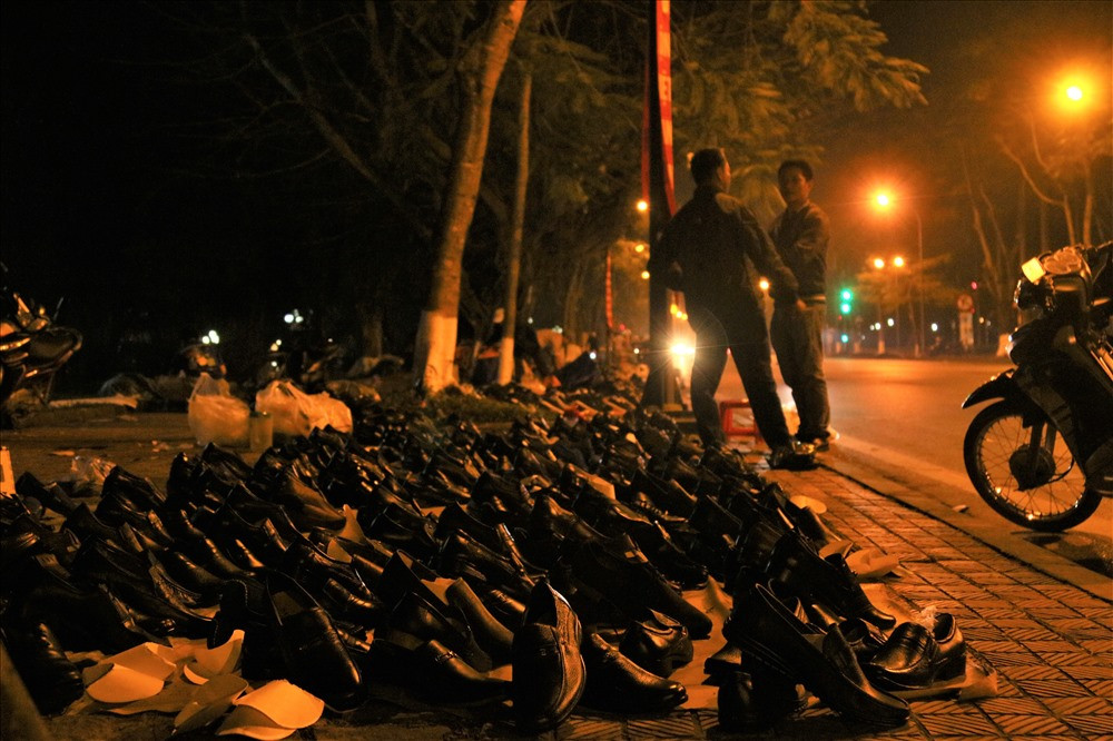 Theo ghi nhận của phóng viên, ở một số trục đường khu vực bên trong đại nội và một số trục đường trung tâm thành phố Huế, có rất nhiều người xả hàng giày da, giày thể thao... ra bán với giá thành được niêm yết khá mềm. Ảnh: Bảo Trung.