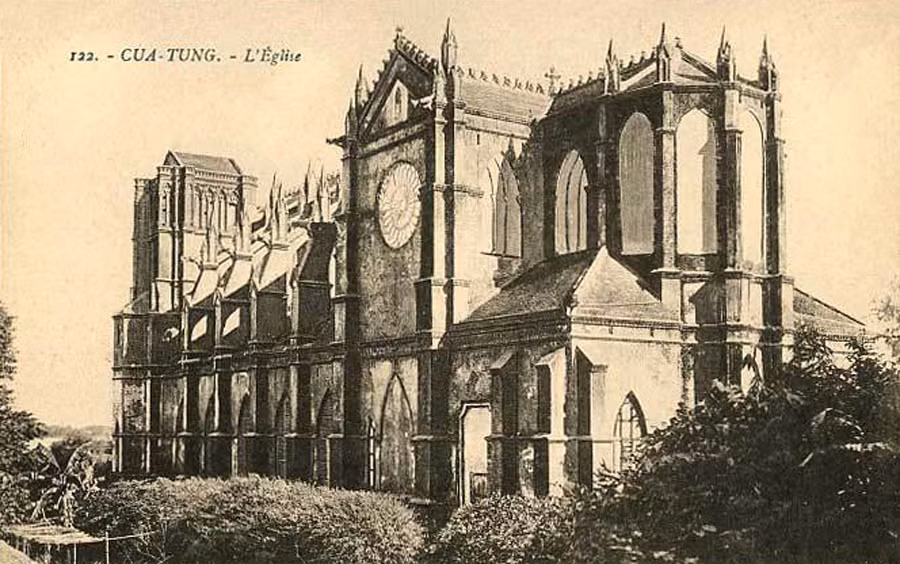 Nhà thờ Di Loan nhìn từ mặt sau, năm 1920. Kiến trúc nhà thờ mang một số đường nét gợi nhớ đến nhà thờ Đức Bà Paris. Ảnh tư liệu.