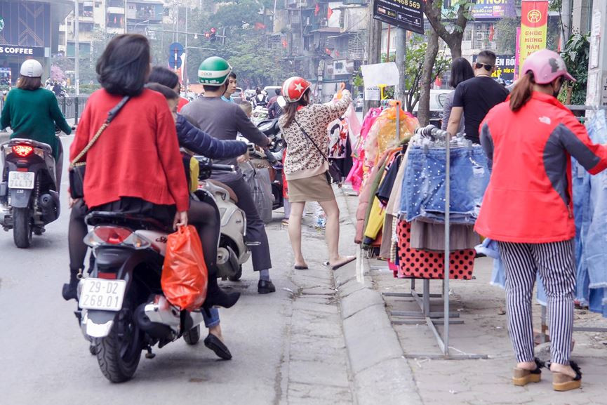 Mặt hàng thời trang đa dạng, nhiều lựa chọn nên người tiêu dùng lựa chọn kỹ.