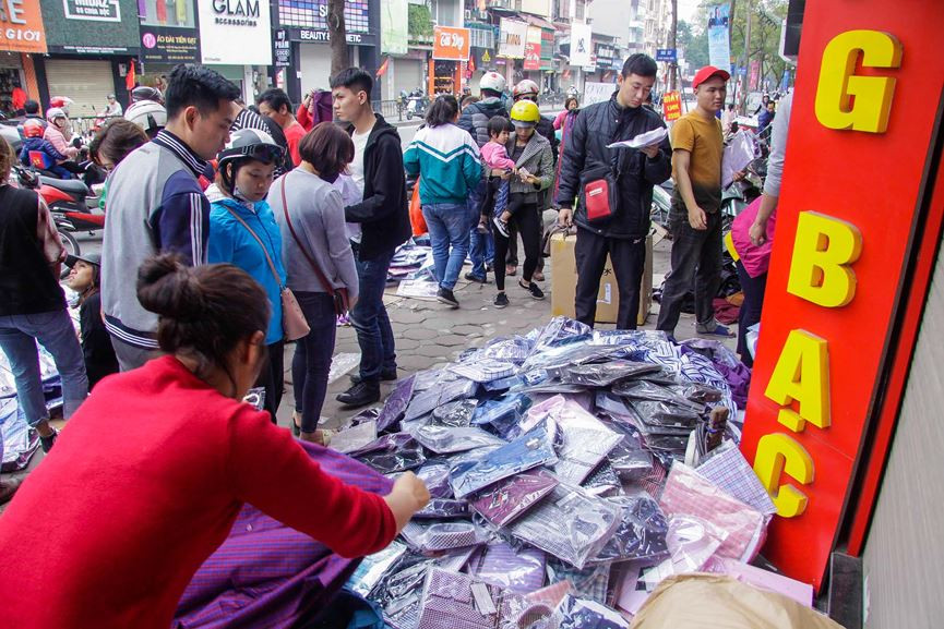 Các cửa hàng thời trang mang quần áo được mang ra cả vỉa hè để mời chào.