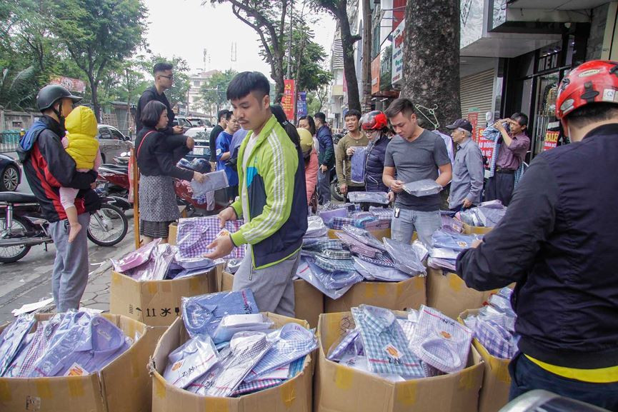 Cuối năm là dịp để những cửa hàng, shop thời trang đẩy hàng tồn, hàng cũ cũng như bán hàng mới phục vụ nhu cầu mua sắm Tết của người dân.
