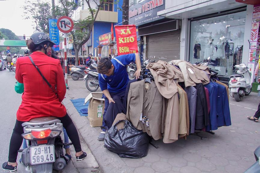 Hầu hết các cửa hàng thời trang trên phố Chùa Bộc đều đồng loạt hạ giá, bán đồng giá với giá rẻ hơn giá ngày thường.