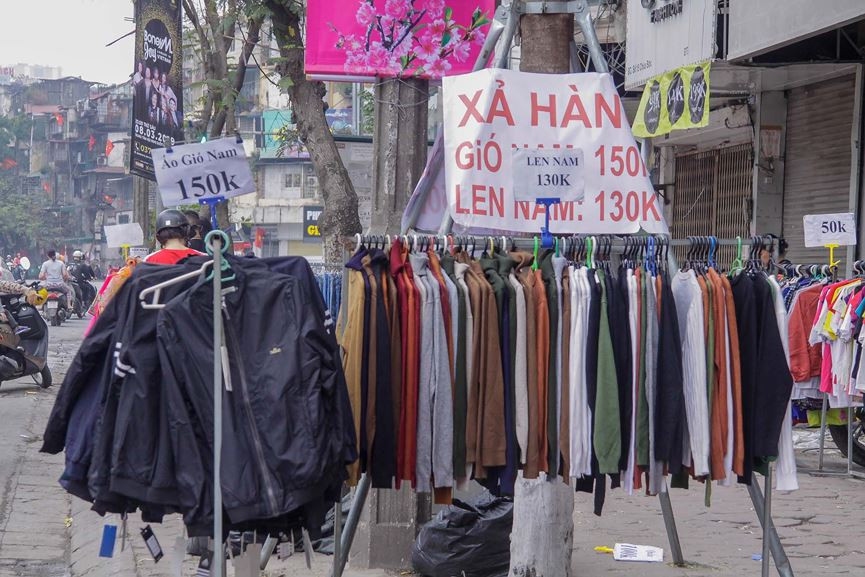 Nhiều người tiêu dùng đợi đến ngày cuối cùng để mua vì sẽ được giá tốt nhất.