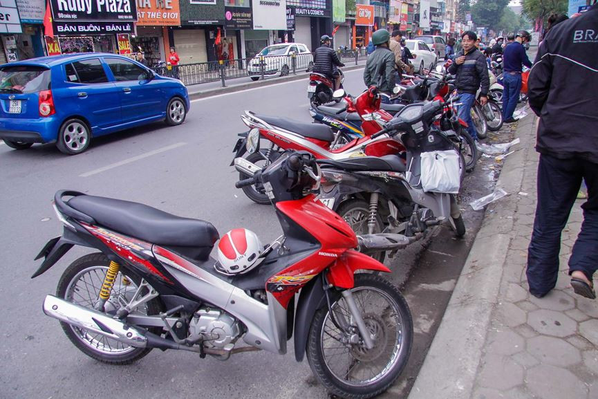 Xe máy của người mua vì thế đỗ hẳn xuống lòng đường.