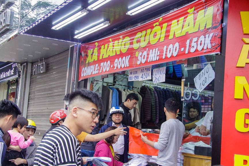 Vì nhu cầu mua sắm trong dịp Tết tăng cao nên các cửa hàng bán tận ngày cuối cùng và đưa ra các mức giá hấp dẫn để "chiều" lòng khách hàng.
