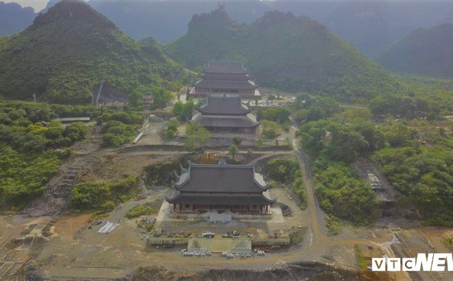 Trước đây, cả 7 ngọn núi này đều xuất hiện những đốm sáng lớn tựa như 7 ngôi sao, sáng suốt đêm ngày. Ánh sáng lung linh từ trên cao rọi xuống một vùng rộng lớn, dân làng gọi đó là núi Thất Tinh (nghĩa là 7 ngôi sao). Ảnh: VTC.