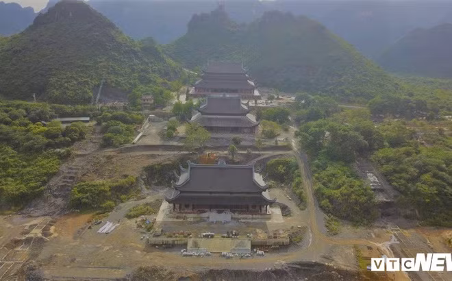 Trước đây, cả 7 ngọn núi này đều xuất hiện những đốm sáng lớn tựa như 7 ngôi sao, sáng suốt đêm ngày. Ánh sáng lung linh từ trên cao rọi xuống một vùng rộng lớn, dân làng gọi đó là núi Thất Tinh (nghĩa là 7 ngôi sao). Ảnh: VTC.