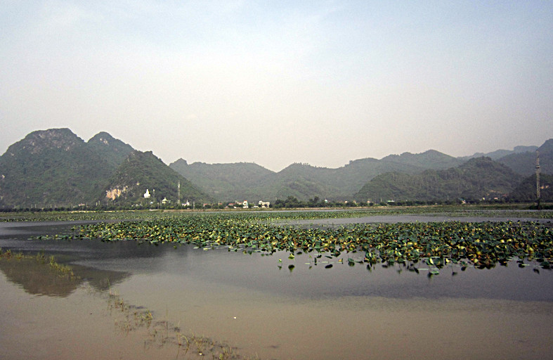 Truyền thuyết kể lại rằng: Ngày xửa ngày xưa, vùng đất này rừng núi trập trùng, trên dãy núi đó có 99 ngọn, nằm ở phía Tây Nam hướng về động Hương Tích (chùa Hương), trong đó có 7 ngọn núi gần làng Tam Chúc. Ảnh: Báo Lao Động.