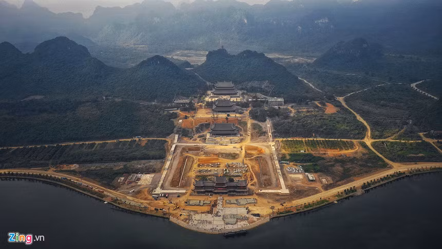 Trên núi có một ngôi chùa cổ kính, cũng mang tên của ngọn núi, là chùa Thất Tinh. Ảnh: Zing.