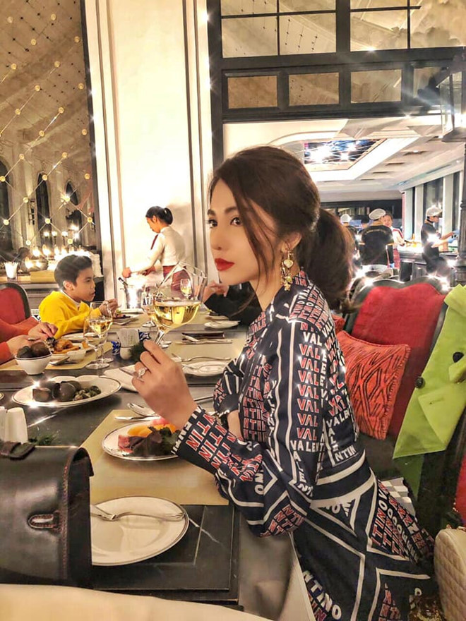 Ngôi nhà của cô nàng "rich kid" tràn ngập các loại hoa như đào, mai, quất, lan được bài trí ở nhiều góc khác nhau. Claret Giang Lê là tiểu thư mới nổi trong hội con nhà giàu Việt thông qua bức ảnh bắt trend "ngã sấp mặt" sang chảnh với đầy đồ hiệu hồi tháng 10 năm ngoái. Ảnh: @claretgiangle.