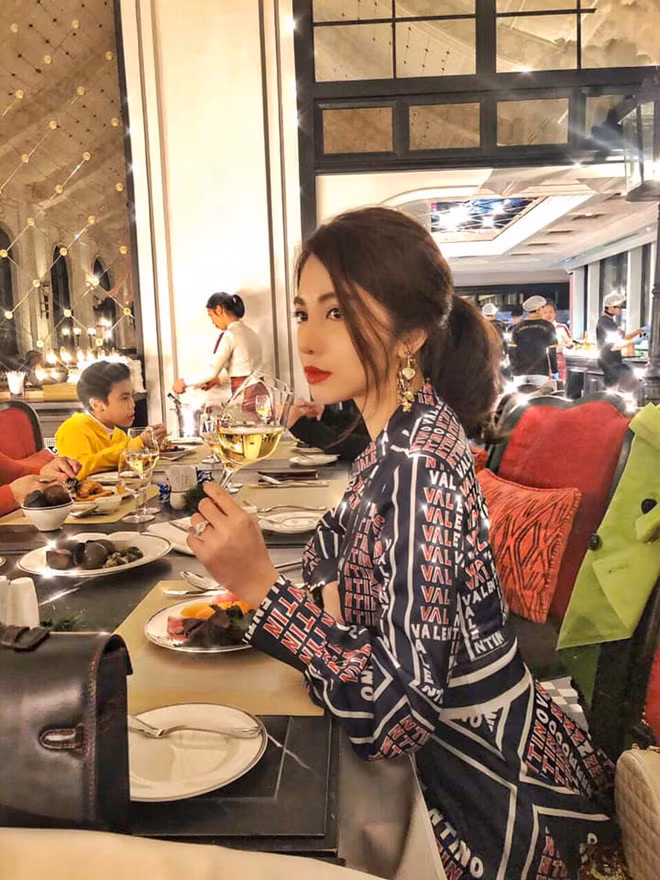 Ngôi nhà của cô nàng "rich kid" tràn ngập các loại hoa như đào, mai, quất, lan được bài trí ở nhiều góc khác nhau. Claret Giang Lê là tiểu thư mới nổi trong hội con nhà giàu Việt thông qua bức ảnh bắt trend "ngã sấp mặt" sang chảnh với đầy đồ hiệu hồi tháng 10 năm ngoái. Ảnh: @claretgiangle.