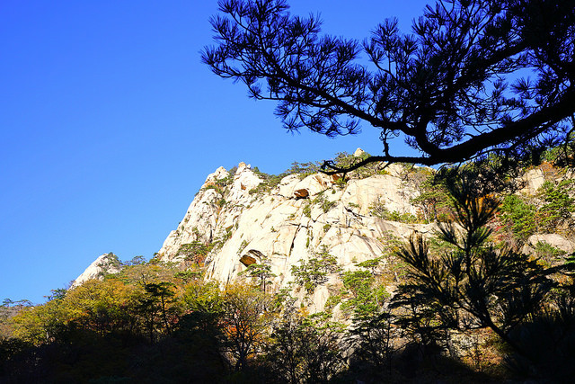 Đỉnh Birobong là điểm cao nhất của toàn bộ dãy núi với độ cao 1.638m so với mực nước biển.