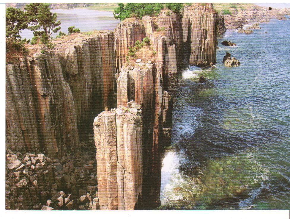 Đá núi Kim Cương là loại đá hoa cương khối to và rất rắn chắc, hiện lên thành hình khối trụ to lớn, xếp đứng thắng ngay ngắn, tạo nên nét nguy nga lạ mắt.