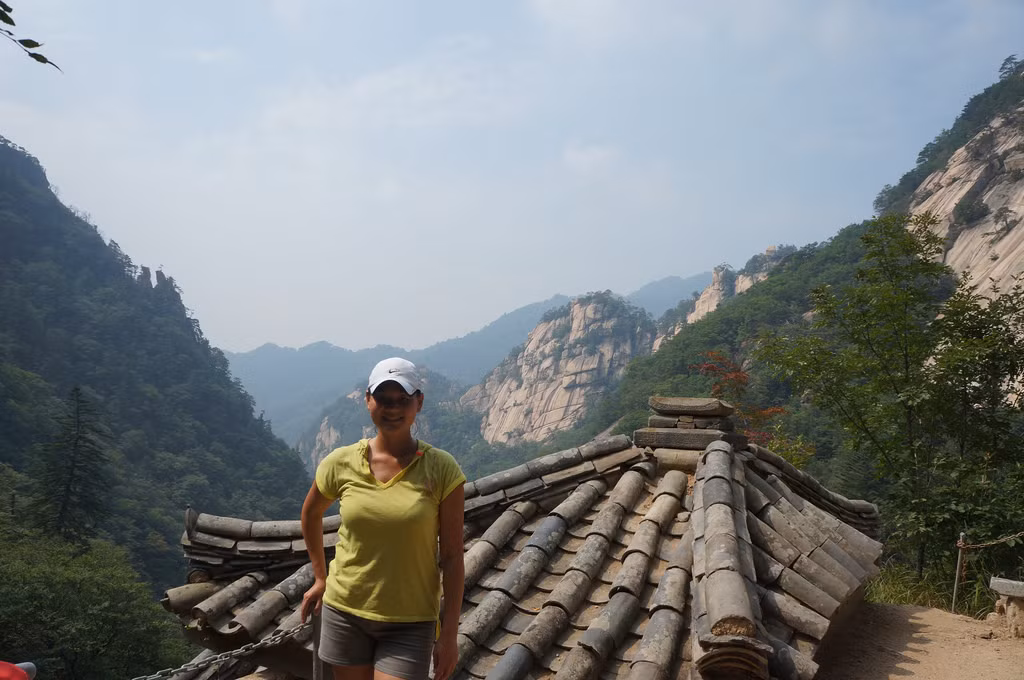 Dù còn nhiều khó khăn về thủ tục xuất nhập cảnh nhưng đã có tới hàng triệu người dân Hàn Quốc tới tham quan du lịch núi Kim Cương những năm vừa qua.