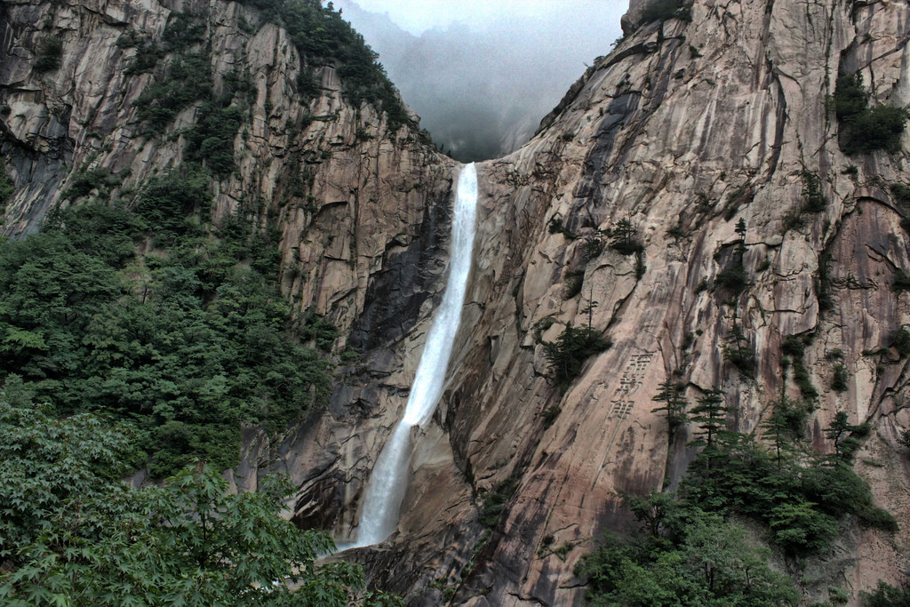 Thác Kuryong (Cửu Long) trên núi Kim Cương là một trong ba thác nước đẹp nhất bán đảo Triều Tiên. Từ độ cao hơn 70m, thác chia thành 9 dòng đổ xuống chân núi, giống như 9 con rồng đang vờn nước.