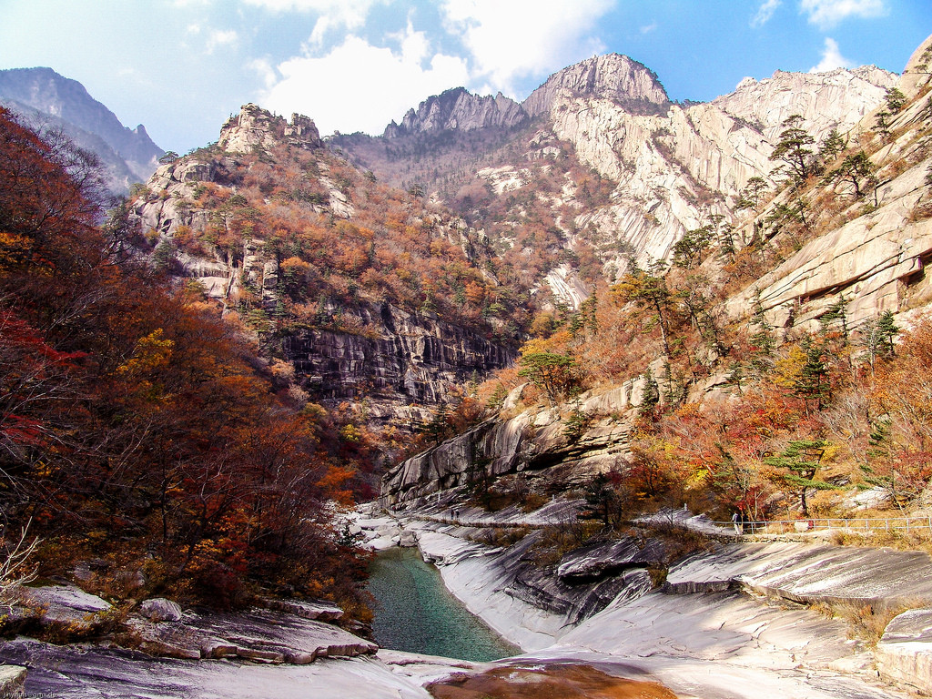 Do nằm gần sát với đường biên giới phân chia CHDCND Triều Tiên và Hàn Quốc, núi Kim Cương đã trở thành một cầu nối gắn kết giao lưu du lịch, văn hóa giữa hai miền Triều Tiên.