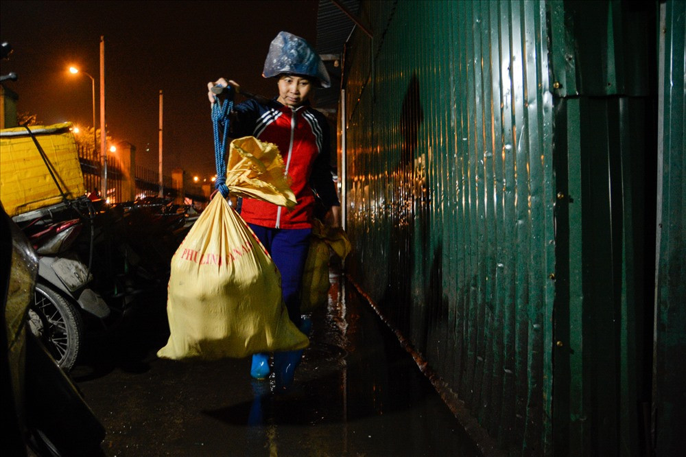 Nghề cửu vạn vốn đã vất vả, đối với phụ nữ lại càng khó khăn hơn. Chị Phấn chia sẻ: “Lúc đầu không quen với thời gian sinh hoạt thế này, lại còn gánh hàng nặng khiến vai và chân tay đau nhức. Nhưng dần rồi quen, như công việc hàng ngày bình thường khác. Ruộng ở nhà vẫn cấy hái nhưng cũng chỉ về khi mùa vụ đến, chứ làm mỗi ruộng thôi thì không đủ ăn.”