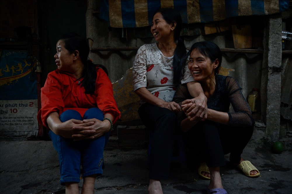 Những người phụ nữ phải rời nhà lên Hà Nội làm công việc nặng nhọc để kiếm tiền. Nhưng tất cả những khó khăn đó không thể nào làm mất đi nụ cười, tinh thần sống lạc quan của những con người nơi đây. Bởi họ không chỉ cố gắng cho bản thân mà còn cố gắng cho cả những người thân ở nhà.