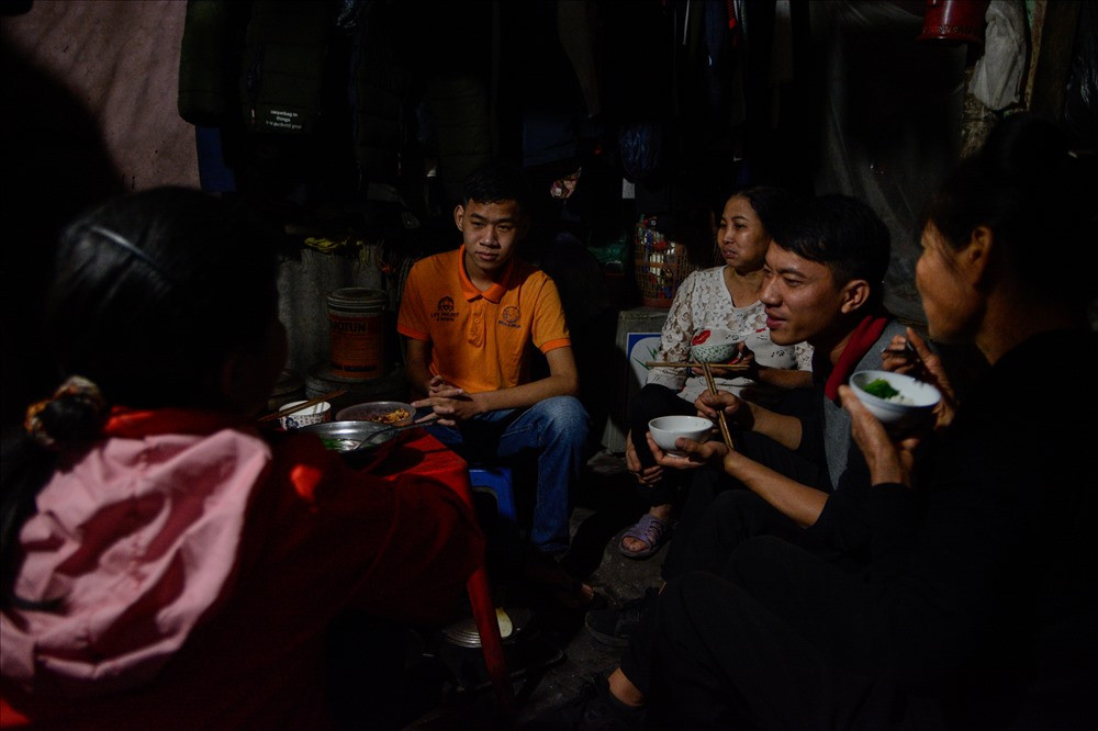 Bữa cơm hàng ngày cũng chỉ có một món rau, một món thịt và cơm trắng.