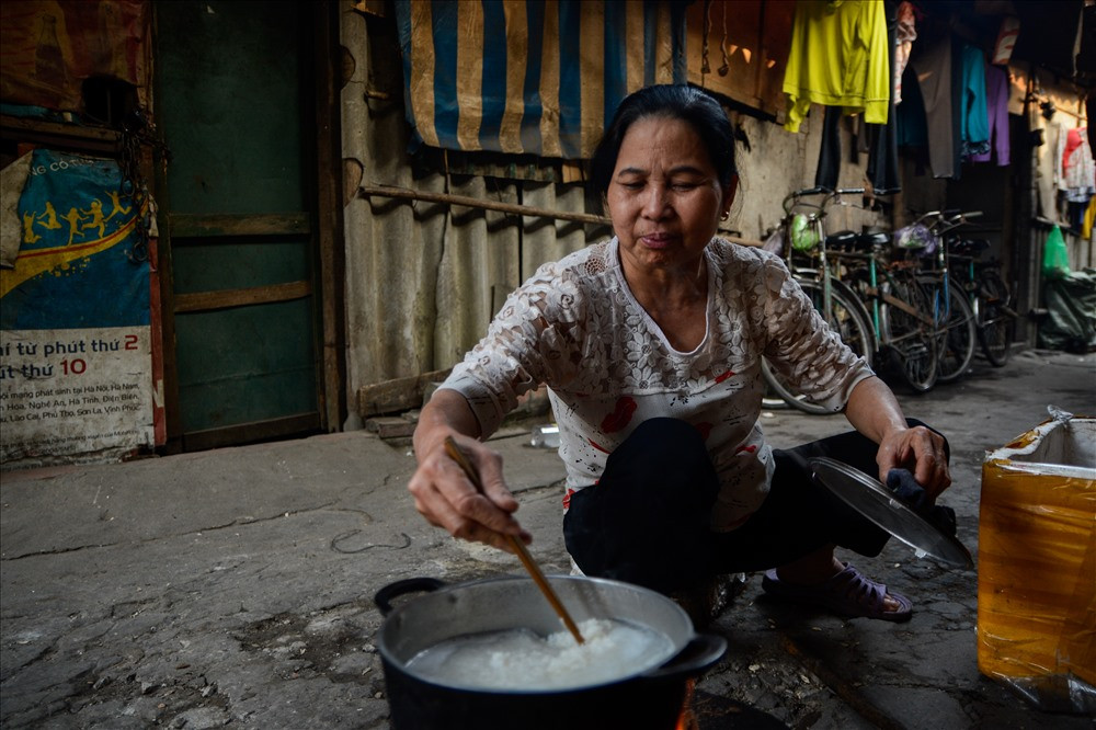 Kết thúc một buổi làm việc, các chị lại về phòng trọ ngay cạnh chợ Long Biên, nghỉ ngơi chờ đến tối. Không chỉ vất vả khi làm việc mà nơi ở trọ của họ cũng thiếu thốn về nhiều mặt. Nhưng địa điểm ở gần chợ, nên ai cũng chấp nhận điều kiện sống chật chội, thiếu thốn để tiết kiệm được tiền thu nhập.