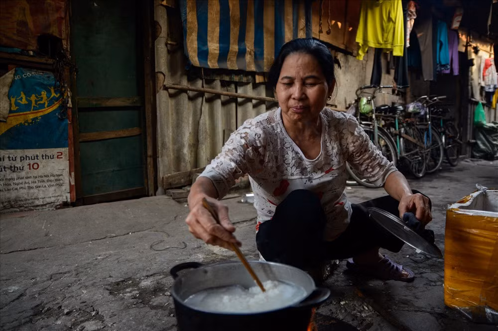 Kết thúc một buổi làm việc, các chị lại về phòng trọ ngay cạnh chợ Long Biên, nghỉ ngơi chờ đến tối. Không chỉ vất vả khi làm việc mà nơi ở trọ của họ cũng thiếu thốn về nhiều mặt. Nhưng địa điểm ở gần chợ, nên ai cũng chấp nhận điều kiện sống chật chội, thiếu thốn để tiết kiệm được tiền thu nhập.