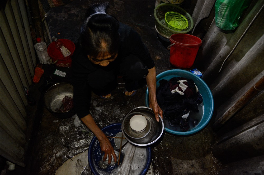 Phòng trọ rộng khoảng 10m2 dành cho 4 người, chỗ vệ sinh cũng được gia công thêm ngay tại trong phòng.