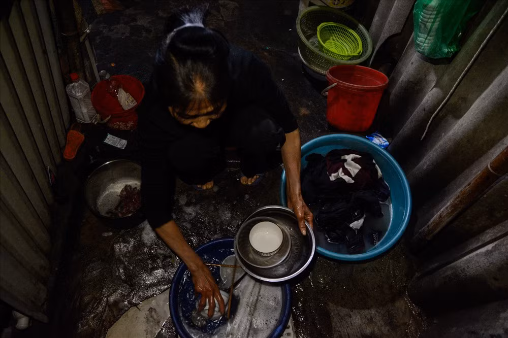 Phòng trọ rộng khoảng 10m2 dành cho 4 người, chỗ vệ sinh cũng được gia công thêm ngay tại trong phòng.