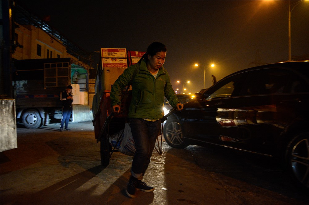 Công việc tuy vất vả nhưng bù lại, thu nhập cao hơn việc đồng áng, đủ tiền nuôi con ăn học và chi tiêu hàng ngày. Hiện tại, con trai chị cũng lên Hà Nội sống cùng với mẹ.