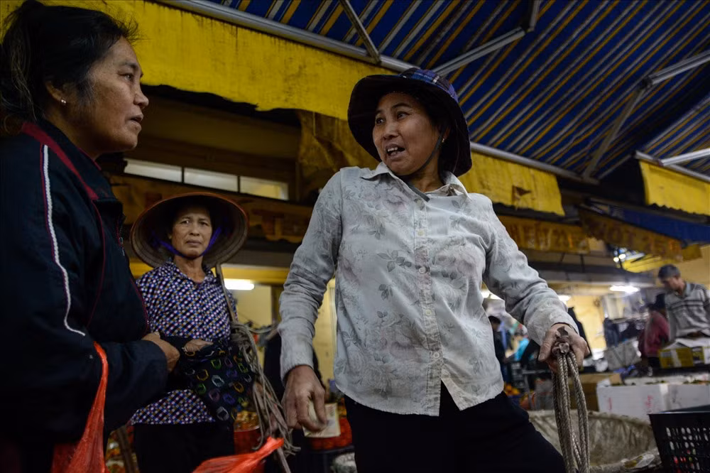 Chị bắt đầu công việc vào lúc 1h sáng cho đến khi tan chợ. Mỗi gánh chị nhận được từ 10 nghìn – 20 nghìn đồng tùy thuộc vào số lượng và khoảng cách với điểm đến.