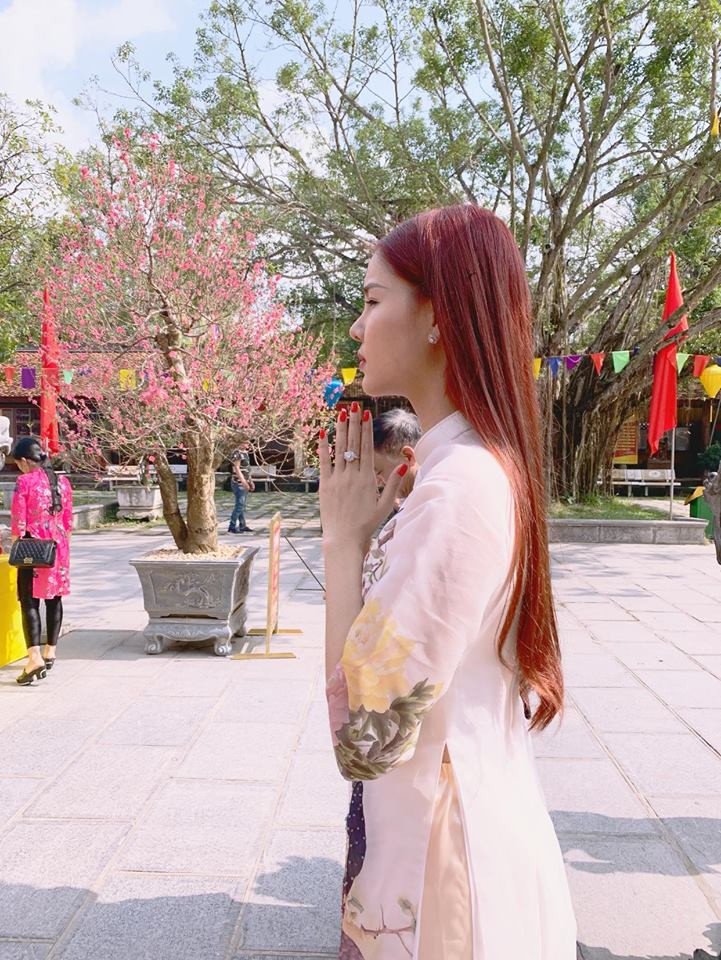 Kỳ Hân chia sẻ mơ ước trong năm mới: "Cầu bình an. Mong tuổi mới sẽ có được nhiều thành công hơn nữa. Mục tiêu năm nay là một con gái và một căn nhà vườn".