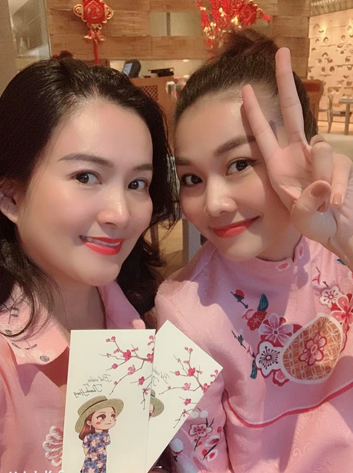 Đăng ảnh bên Thanh Hằng, bà xa Bình Minh bật mí: "Đại diện 2 em đi nhận lì xì của mẹ Hằng".