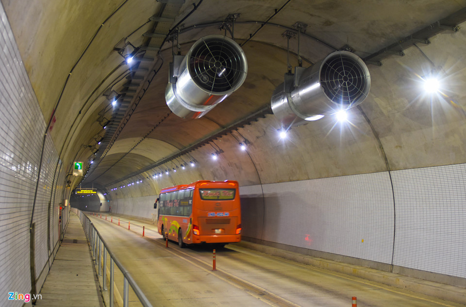 Hệ thống cánh quạt hút bụi, thông gió. Thông qua hệ thống camera kết nối với các màn hình, nhân viên vận hành ở trung tâm giám sát được tốc độ của các phương tiện và một số tình huống xảy ra cháy nổ, cứu hộ cứu nạn, sự cố mất điện... để ứng phó khắc phục kịp thời.