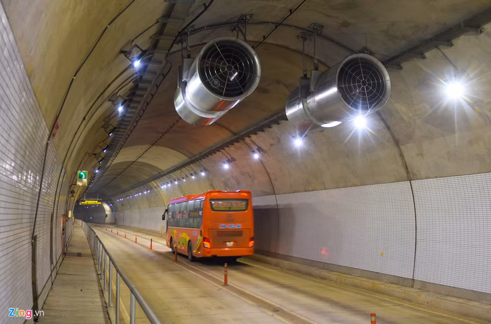 Hệ thống cánh quạt hút bụi, thông gió. Thông qua hệ thống camera kết nối với các màn hình, nhân viên vận hành ở trung tâm giám sát được tốc độ của các phương tiện và một số tình huống xảy ra cháy nổ, cứu hộ cứu nạn, sự cố mất điện... để ứng phó khắc phục kịp thời.