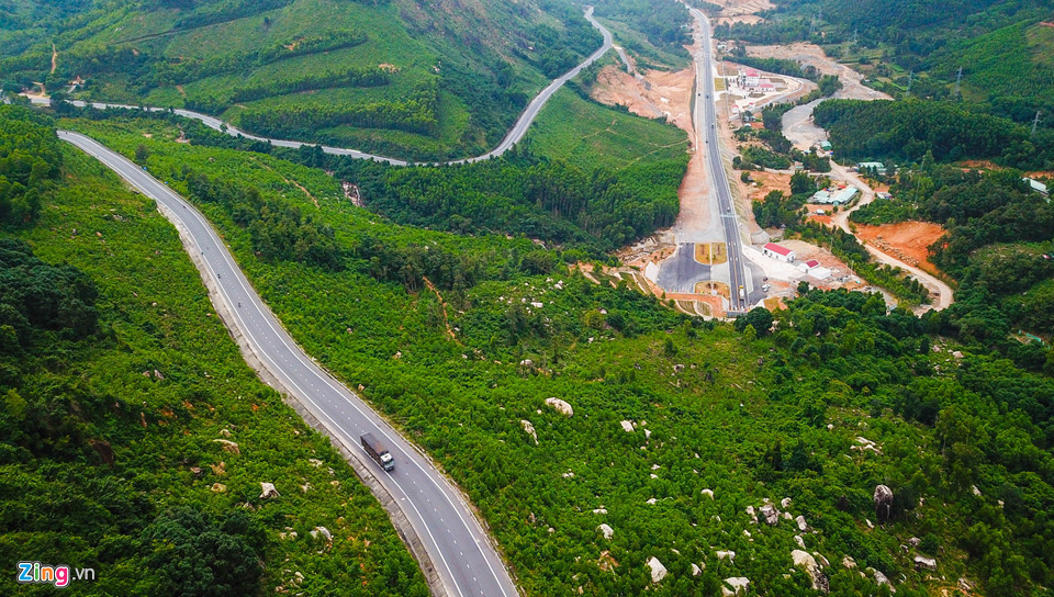 Tuyến đường đèo Cù Mông quanh co, gấp khúc nguy hiểm bên công trình mới đưa vào khai thác. Theo Thứ trưởng Bộ Giao thông Vận tải Lê Đình Thọ, công trình hoàn thành đưa vào khai thác góp phần giảm thiểu tai nạn giao thông, thúc đẩy giao thương, phát triển kinh tế hai tỉnh Bình Định, Phú Yên và khu vực Nam Trung Bộ.