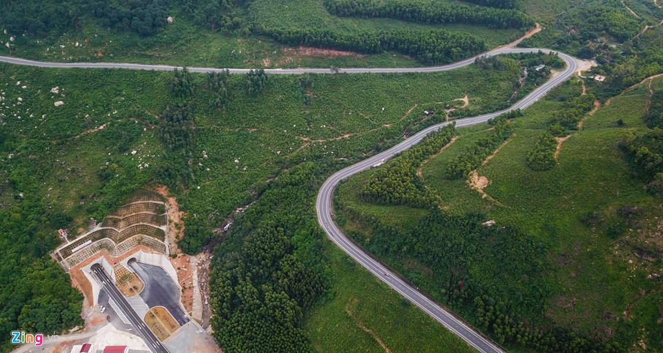 Dự án hầm xuyên đèo Cù Mông còn có hai đường dẫn phía bắc đầu Bình Định và phía nam Phú Yên với tổng chiều dài hơn 4 km. Theo chủ đầu tư, tuyến hầm ngoài việc rút ngắn quãng đường (thay vì đi đường vòng hơn 9 km so với hiện nay) còn góp phần giảm thiểu tai nạn giao thông trên "cung đường đen" quốc lộ 1 đoạn giữa Bình Định và Phú Yên.
