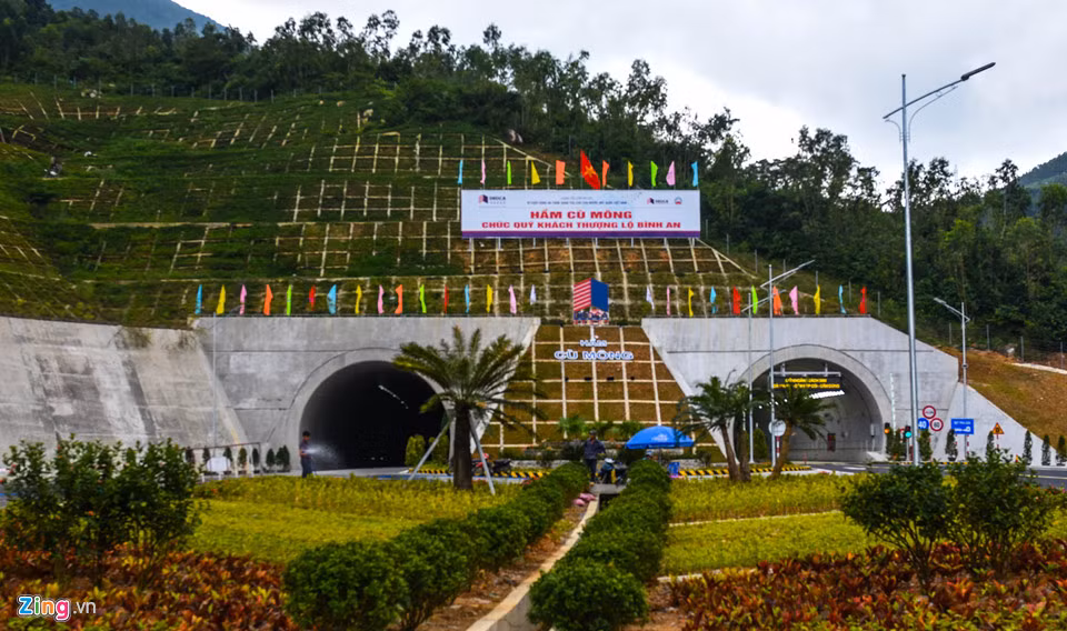 Công trình áp dụng phương pháp đào hầm của Áo, được thực hiện bởi đội ngũ kỹ sư, công nhân có nhiều kinh nghiệm, đã từng đảm nhận xây dựng thành công hầm Đèo Cả, Cổ Mã trước đây. Chủ đầu tư chú trọng trong việc tạo cảnh quan phù hợp với văn hóa, lịch sử, tạo điểm nhấn bằng việc phát động cuộc thi thiết kế. Cửa hầm trồng nhiều cây xanh sinh thái, thân thiện với môi trường.