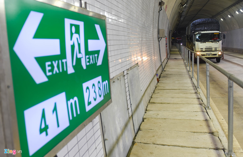 So với đèo Cả, địa chất ở khu vực thi công hầm đèo Cù Mông phức tạp hơn, với tầng đá bị phong hóa mạnh. Đơn vị tư vấn Nippon Koei (Nhật Bản) lập dự án khảo sát đã phát hiện địa chất nơi đây có nhiều đới đứt gãy. Để tránh những đới đứt gãy địa chất lớn, các chuyên gia, kỹ sư buộc phải thi công theo đường cong vòng cung nhằm giảm thiểu hiện tượng sụt trượt đất, đá.