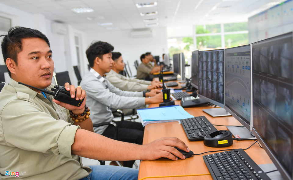 Các kỹ sự giám sát hệ thống camera giao thông thông minh tại Trung tâm vận hành hầm Cù Mông. Lần đầu tiên đón Tết xa nhà, kỹ sư Nguyễn Huy Hưng (38 tuổi, ngụ Đà Nẵng) được điều động từ Trung tâm vận hành hầm Hải Vân vào hỗ trợ. "Dù đón Tết xa vợ, con nhưng được góp sức trẻ của mình cho mùa xuân, công trình quy mô lớn của đất nước tôi cảm thấy thật vinh dự, tự hào. Sau Tết, thay ca tôi trở về đón Tết muộn cùng gia đình", anh Hưng thổ lộ.