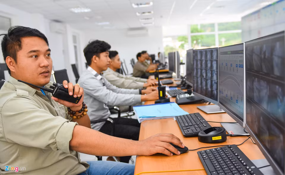 Các kỹ sự giám sát hệ thống camera giao thông thông minh tại Trung tâm vận hành hầm Cù Mông. Lần đầu tiên đón Tết xa nhà, kỹ sư Nguyễn Huy Hưng (38 tuổi, ngụ Đà Nẵng) được điều động từ Trung tâm vận hành hầm Hải Vân vào hỗ trợ. "Dù đón Tết xa vợ, con nhưng được góp sức trẻ của mình cho mùa xuân, công trình quy mô lớn của đất nước tôi cảm thấy thật vinh dự, tự hào. Sau Tết, thay ca tôi trở về đón Tết muộn cùng gia đình", anh Hưng thổ lộ.