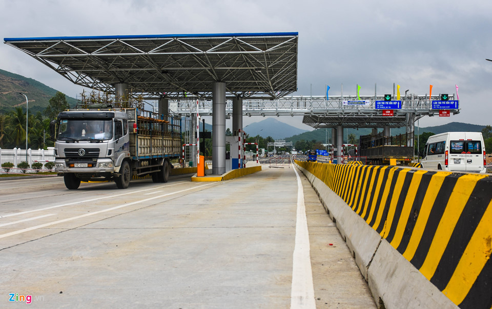 Ông Hồ Minh Hoàng, Tổng giám đốc Công ty cổ phần đầu tư Đèo Cả, cho biết công trình hoàn thành sau hơn ba năm thi công, vượt tiến độ gần ba tháng và không đội vốn. Đơn vị quản lý sẽ thu phí sau Tết Nguyên đán để người dân có thời gian trải nghiệm chất lượng hầm Cù Mông.#