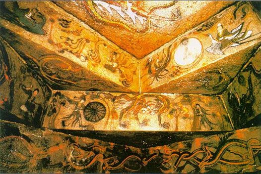 Đặc biệt, khoảng 90 lăng mộ được trang trí bằng những bức tranh tường rất đẹp. Nội dung các bức tranh này thể hiện về cuộc sống và quan điểm "sự sống sau cái chết " của người dân Cao Câu Ly, được đánh giá là những kiệt tác của nhân loại.