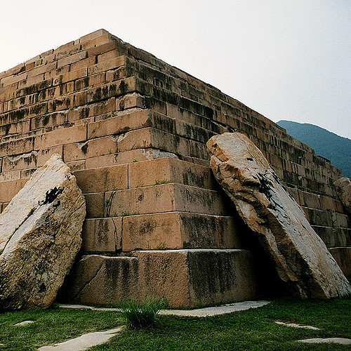 Đây là một quần thể gồm khoảng 10.000 lăng mộ được xây dựng bằng kỹ thuật xếp đá độc đáo. Người xưa đã khéo léo đẽo đá rồi gò mài để có thể xếp chồng lên nhau, tạo ra độ bền vững lâu dài. Phần thiết kế trần cũng vô cùng ấn tượng với cách bố trí các phiến đá khéo léo để trọng lượng được san đều.