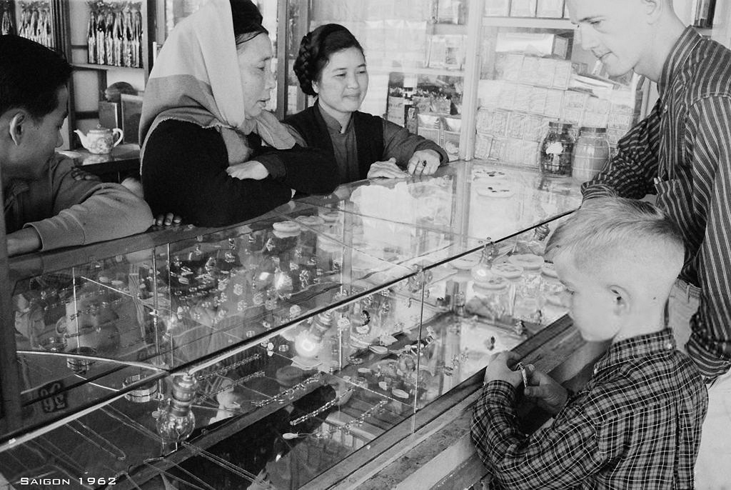 Trong một cửa hàng trang sức, đá quý ở Sài Gòn 1962.