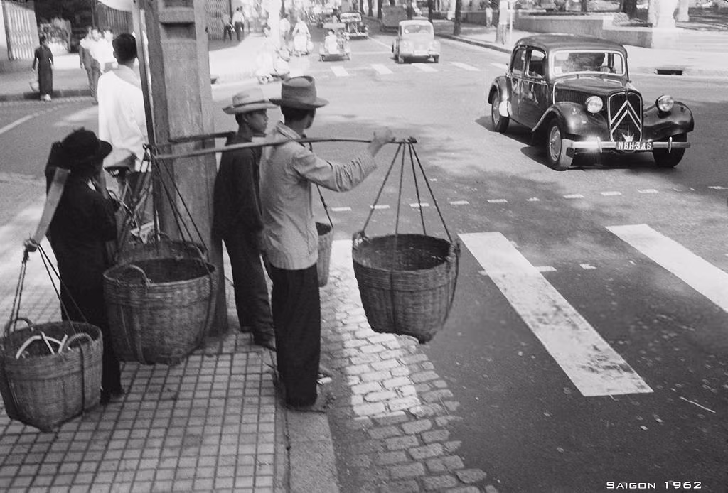 Những người dân quê lỉnh kỉnh quang gánh ở ngã tư Tự Do (Đồng Khởi) - Lê Thánh Tôn.