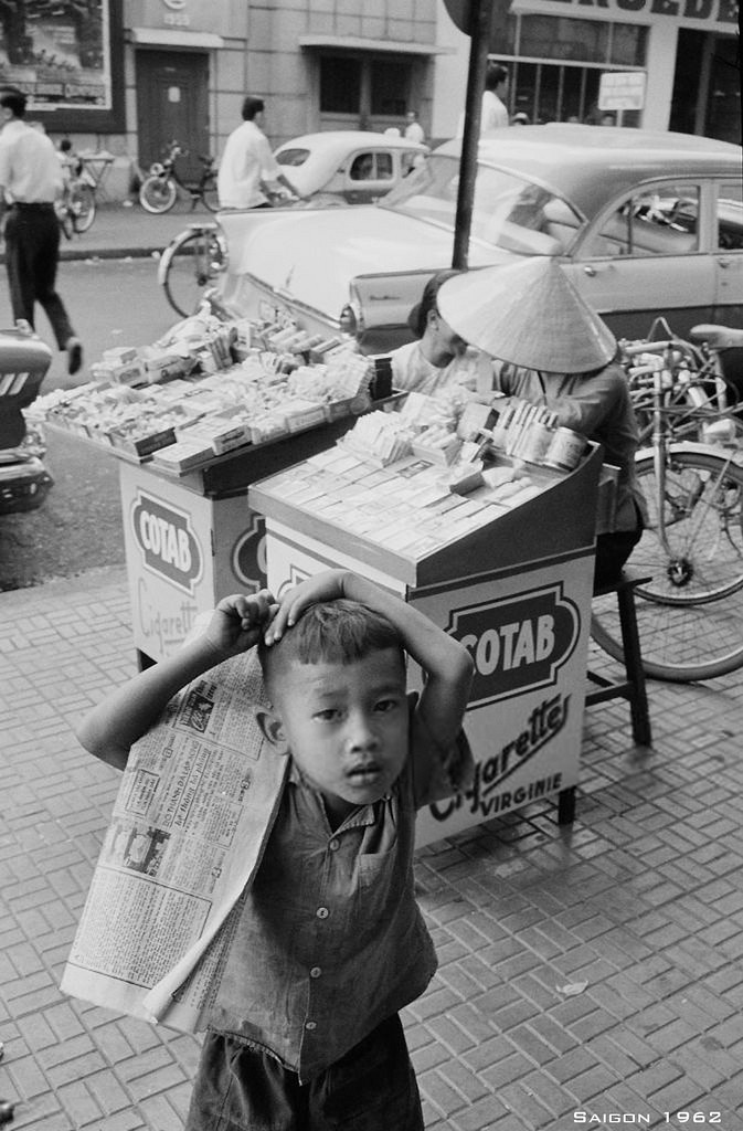 Cậu bé bên sạp bán thuốc lá ở vỉa hè đường Pasteur.